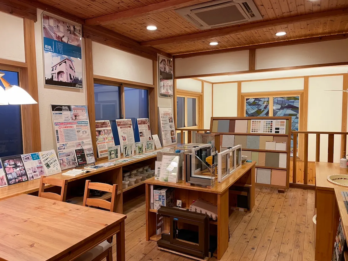 サッシや塗り壁サンプルが並ぶ健康住宅体感ラボの室内
