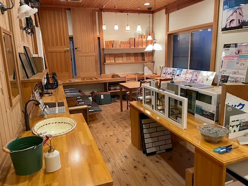 洗面・サッシ・床材が並ぶラボ全景