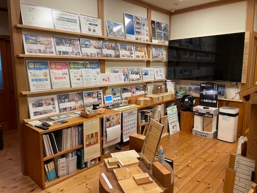 施工事例パネルと資料が並ぶコーナー
