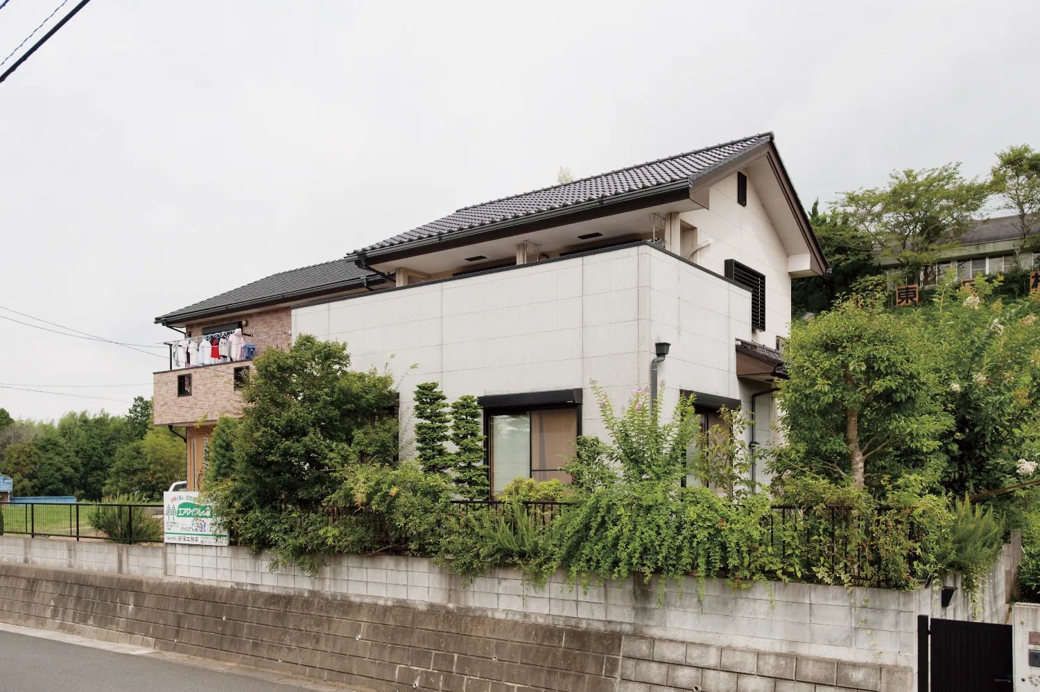 腰板張りのLDKと、障子の和室。木と白でまとめた落ち着きの家