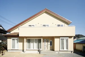 格天井の本格和室と、大屋根のリビング。三世代が暮らす木の家
