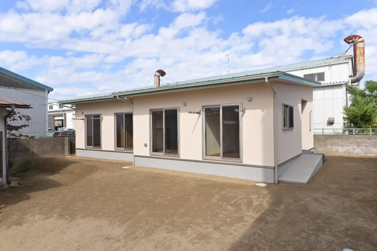 杉に包まれたワンフロア。緑の屋根と、大容量の造作収納