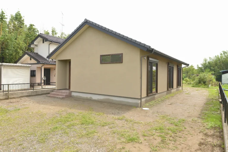 天窓から光が降る、勾配天井の平屋。壁一面の造作本棚