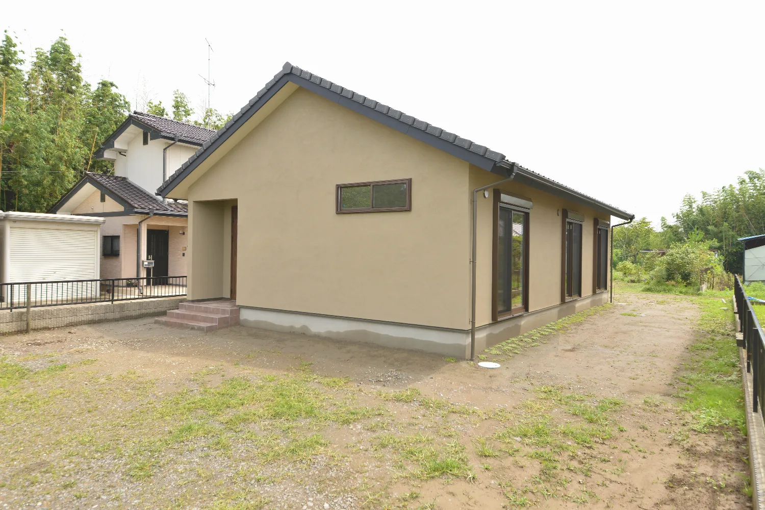 天窓から光が降る、勾配天井の平屋。壁一面の造作本棚