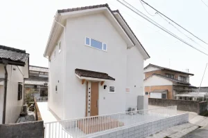 太い梁を見せる勾配天井と、造作カウンターのある和モダンの家