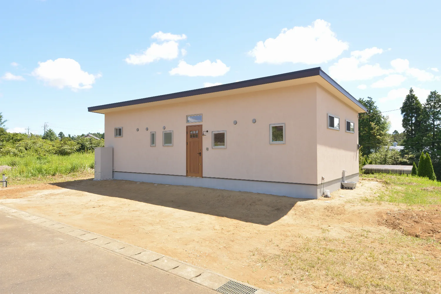 緑の中に、低くのびやかに。造作にこだわった平屋の住まい
