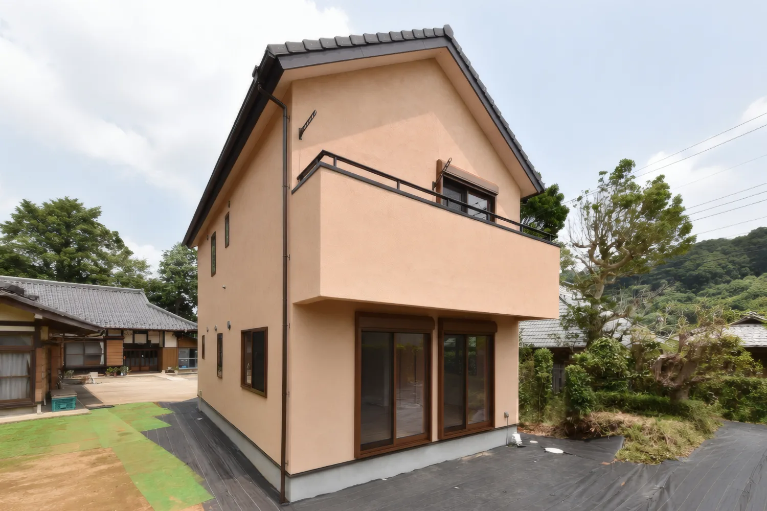 登り梁の勾配天井と、照明で遊ぶ家。パインに包まれた住まい