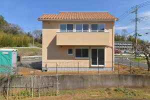 杉の梁を見上げる。勾配天井がつくる、のびやかな平屋感覚の住まい
