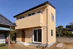 登り梁とレトロな照明。ロフトのある片流れ屋根の家