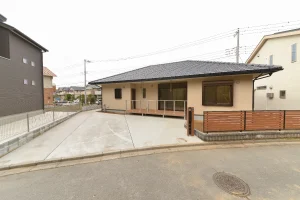 段差のないワンフロア。琉球畳の続き間とウッドデッキのある平屋