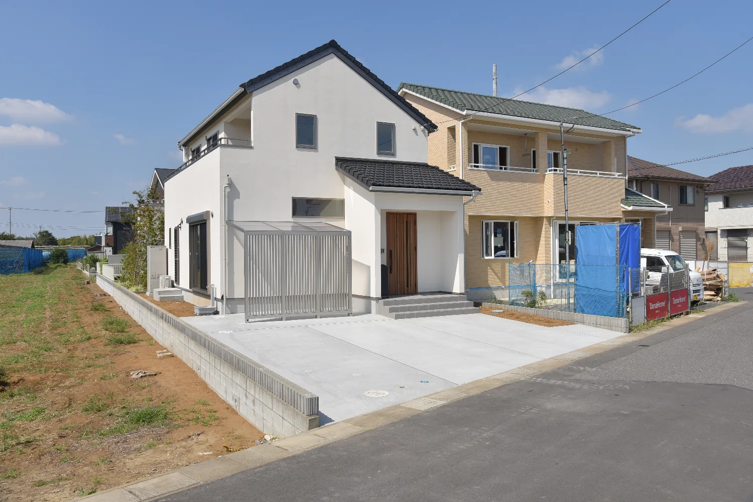 登り梁の天井と、引き出し付きの小上がり。田園を望む木の家