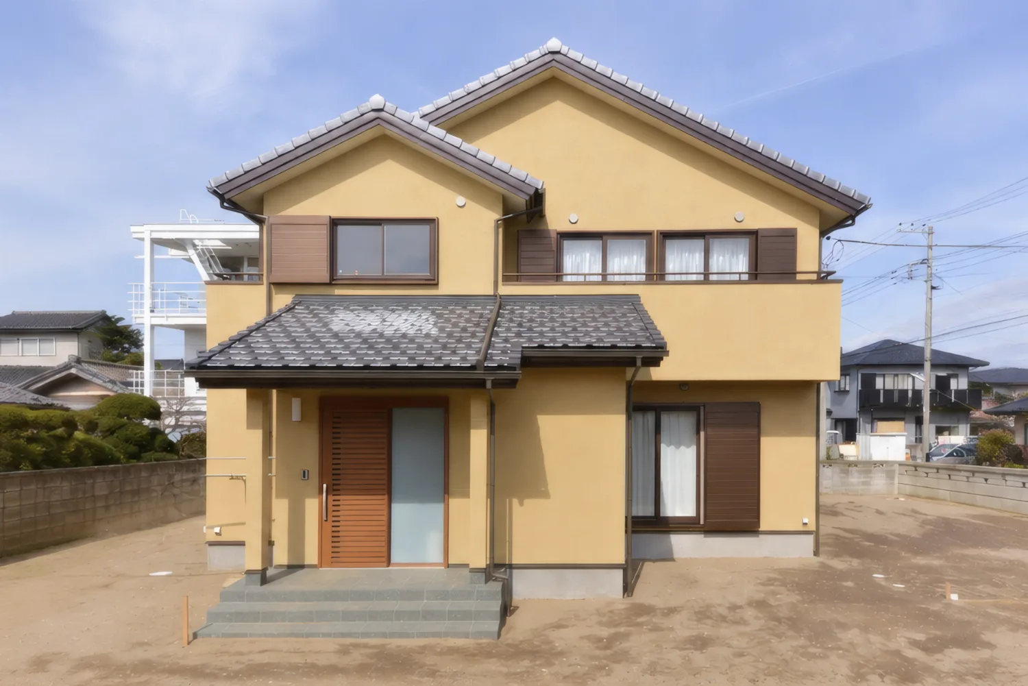 格天井の和室と、無垢の一枚板カウンター。木を知り尽くした和の家