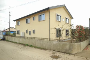 格子に組んだ梁と、壁一面の造作収納。パインに包まれた住まい