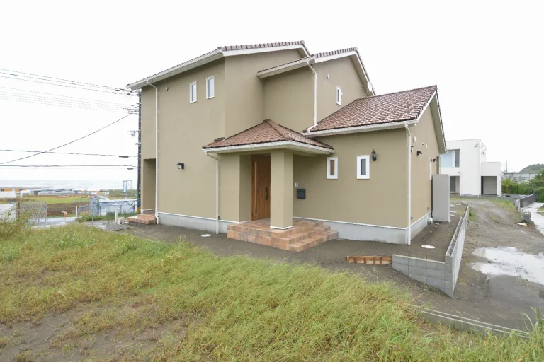 外シャワーと眺望の廊下。海辺の暮らしに合わせた木の家