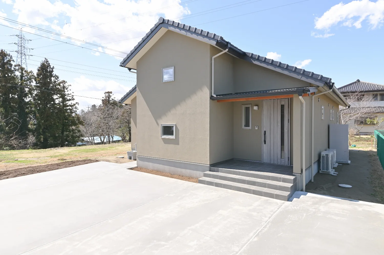 登り梁を見上げる平屋。ウッドデッキと太陽光を備えた住まい
