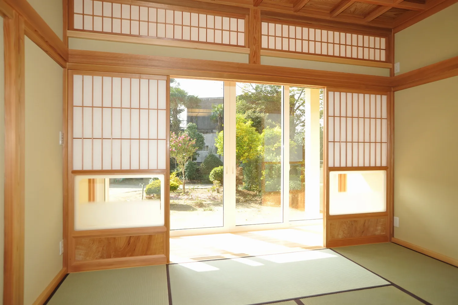 格天井の和室と、柱の並ぶ縁側。庭とともに暮らす大屋根の家