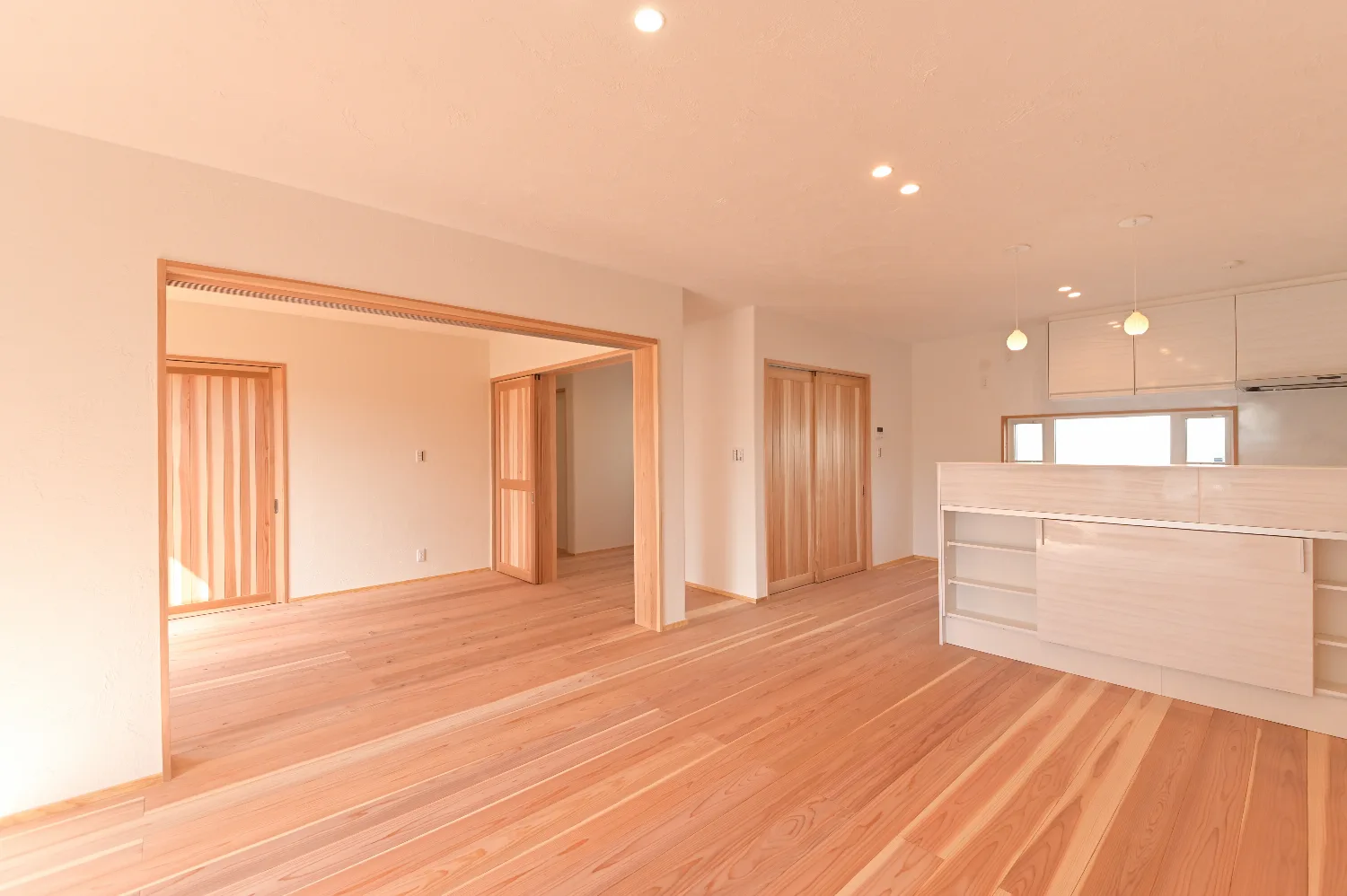 杉に包まれたワンフロア。緑の屋根と、大容量の造作収納