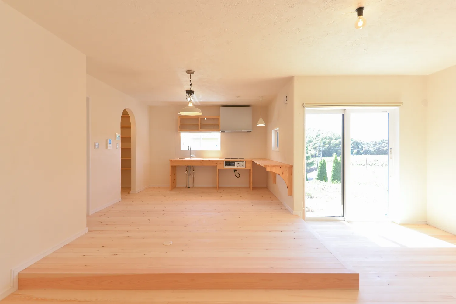 緑の中に、低くのびやかに。造作にこだわった平屋の住まい