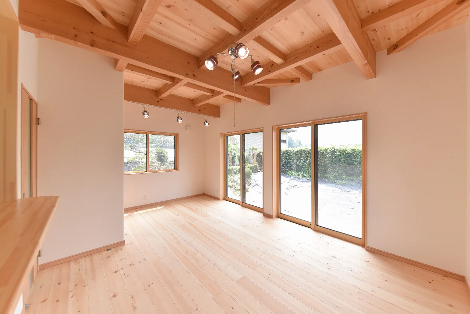 登り梁の勾配天井と、照明で遊ぶ家。パインに包まれた住まい