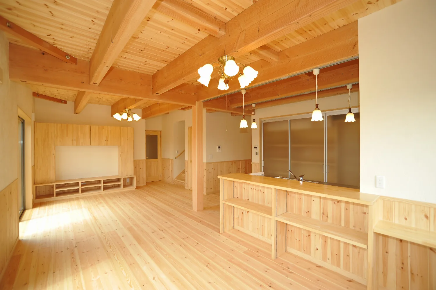 格子に組んだ梁と、壁一面の造作収納。パインに包まれた住まい
