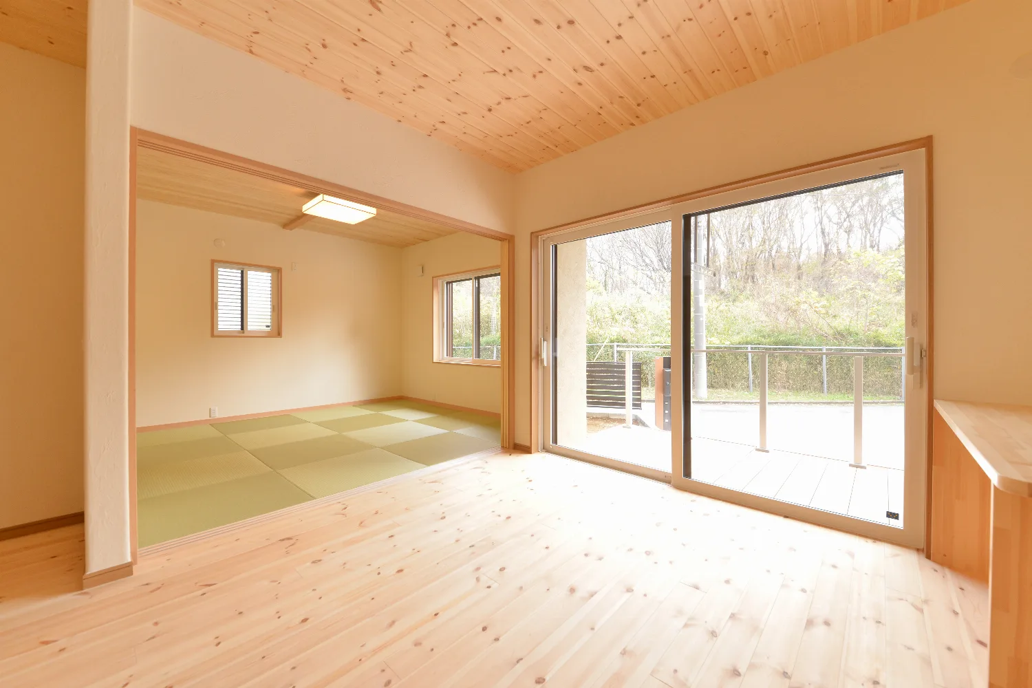 段差のないワンフロア。琉球畳の続き間とウッドデッキのある平屋