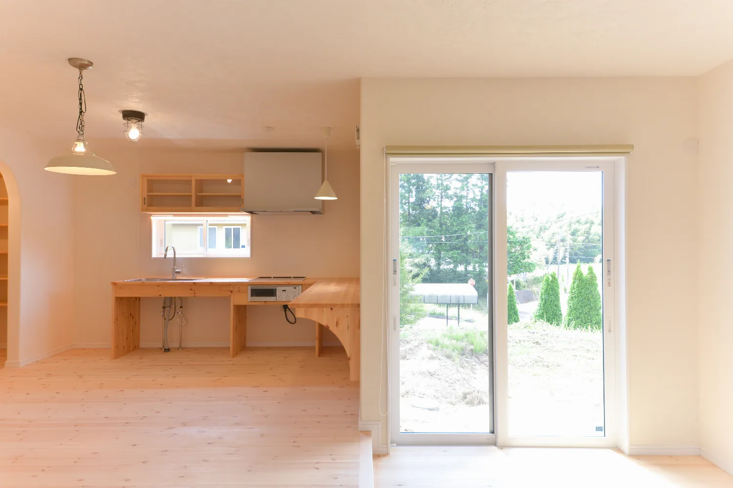 緑の中に、低くのびやかに。造作にこだわった平屋の住まい