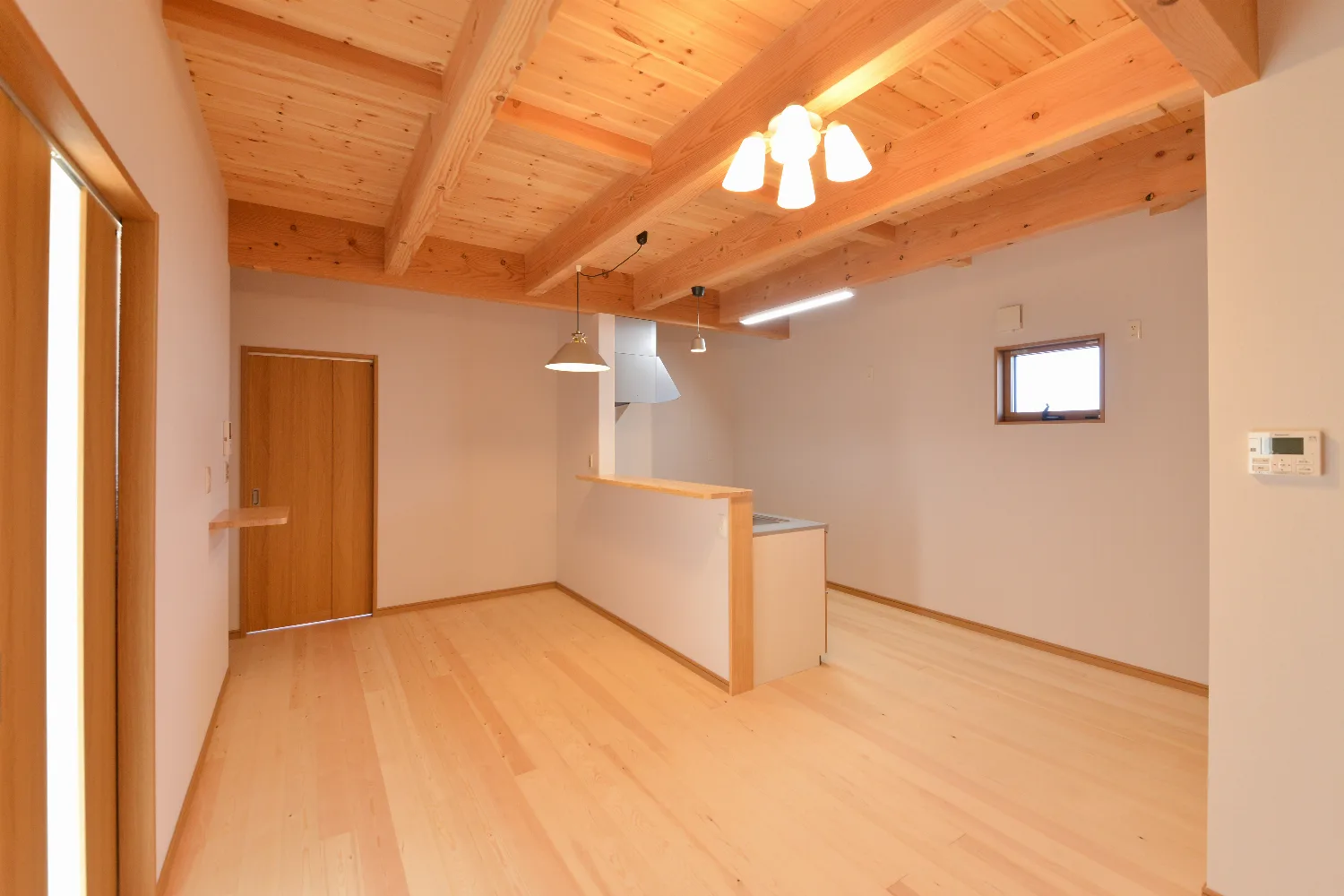 サンルームと土間ガレージ。屋根の下で暮らしが完結する平屋