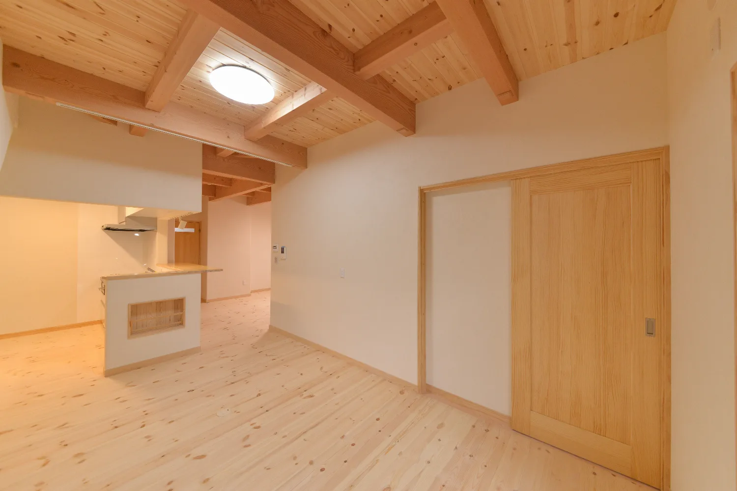 格天井の和室と、無垢の一枚板カウンター。木を知り尽くした和の家