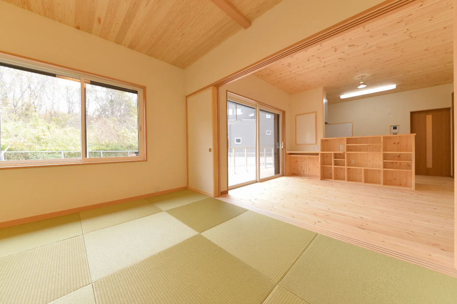 段差のないワンフロア。琉球畳の続き間とウッドデッキのある平屋