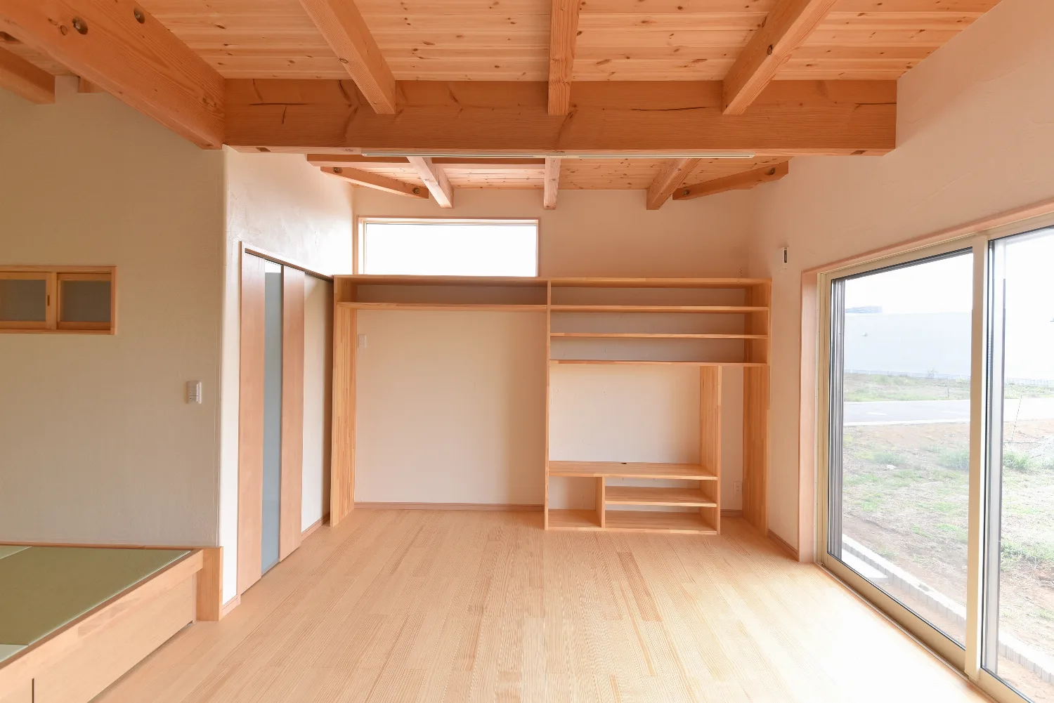 登り梁の天井と、引き出し付きの小上がり。田園を望む木の家