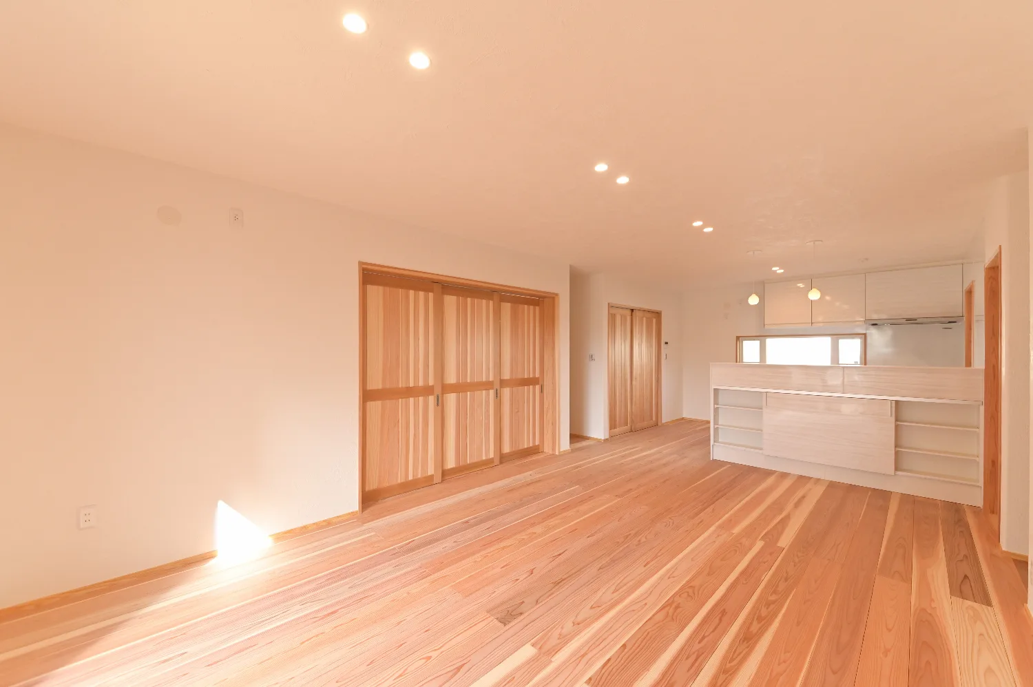 杉に包まれたワンフロア。緑の屋根と、大容量の造作収納
