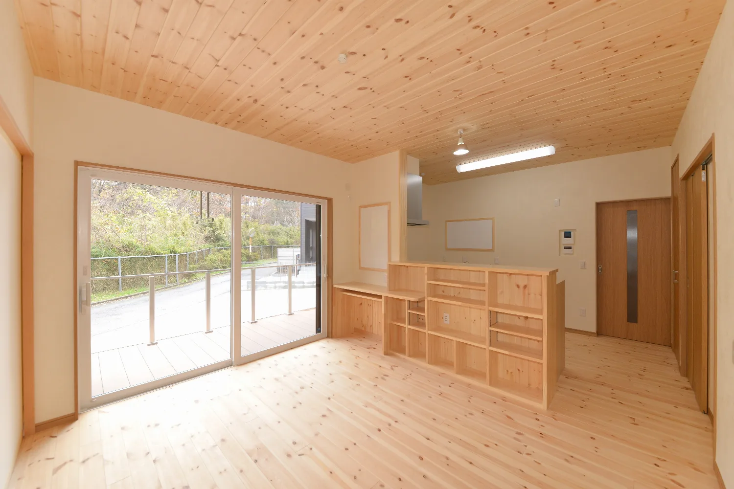 段差のないワンフロア。琉球畳の続き間とウッドデッキのある平屋