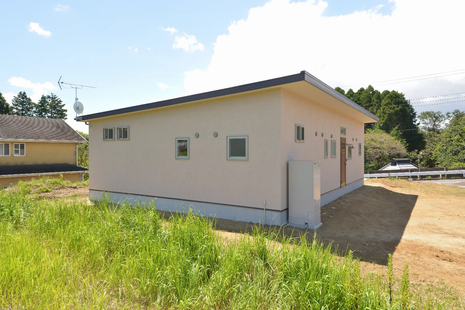 緑の中に、低くのびやかに。造作にこだわった平屋の住まい