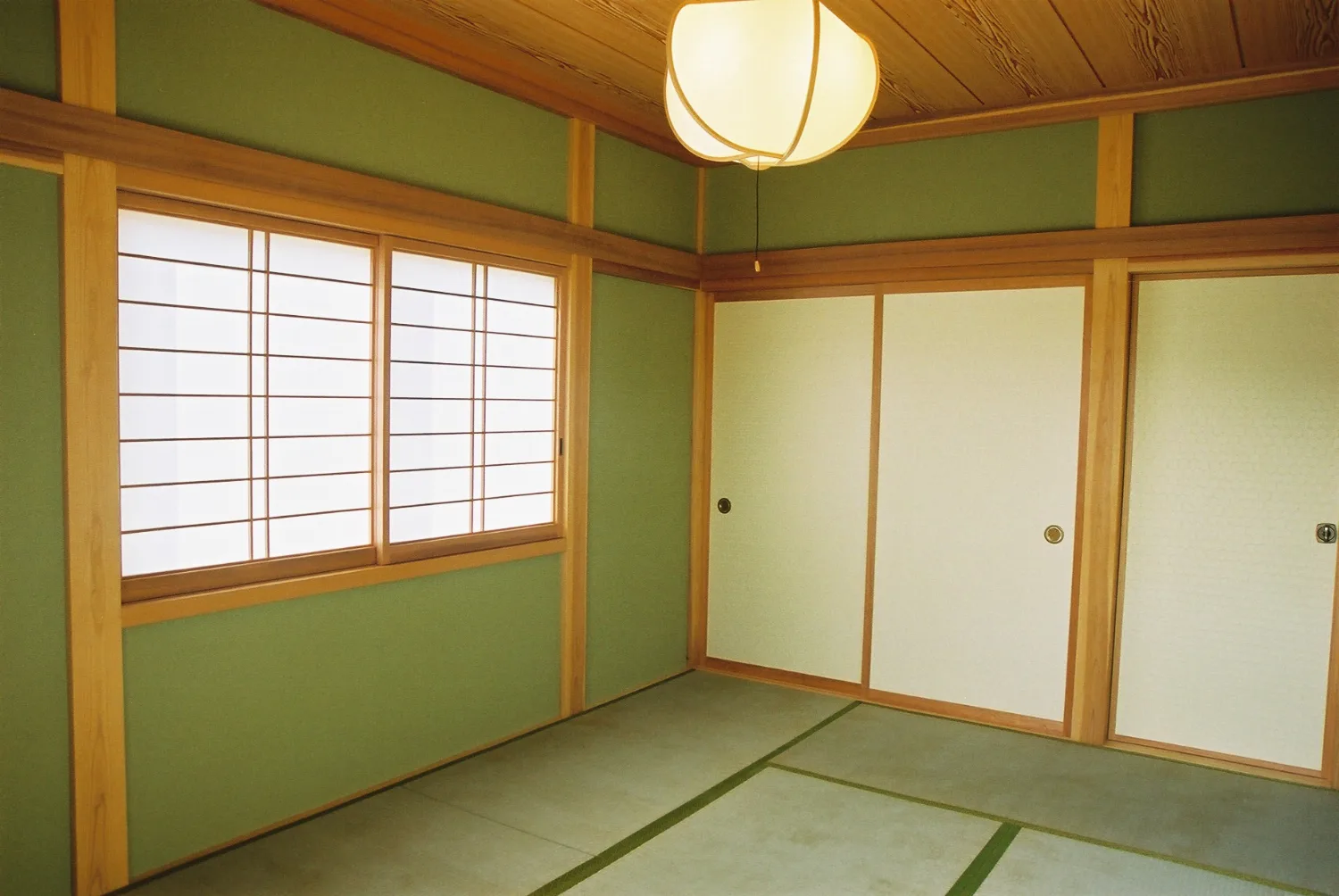 白い下見板とドーマー窓。パイン材で包まれた、北欧テイストの家