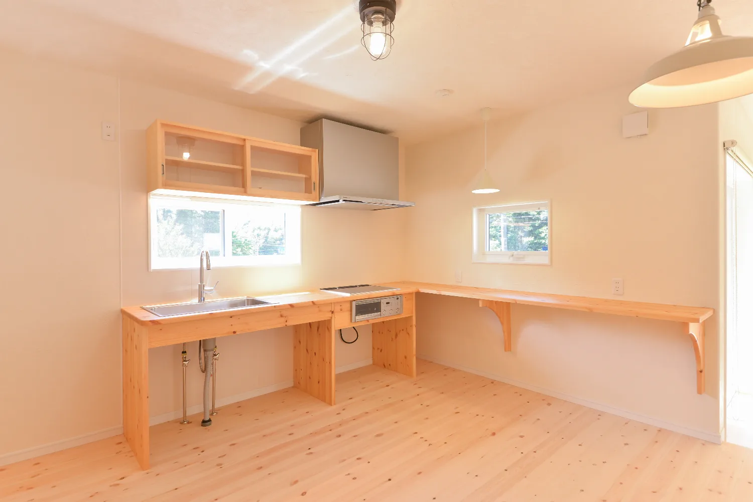 緑の中に、低くのびやかに。造作にこだわった平屋の住まい