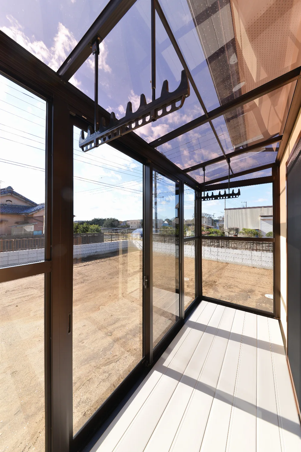 サンルームと土間ガレージ。屋根の下で暮らしが完結する平屋