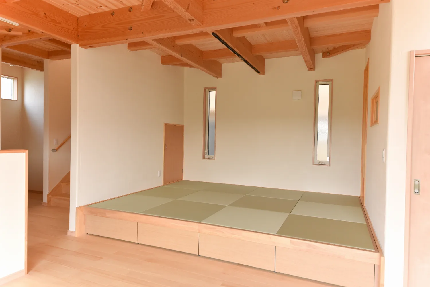 登り梁の天井と、引き出し付きの小上がり。田園を望む木の家