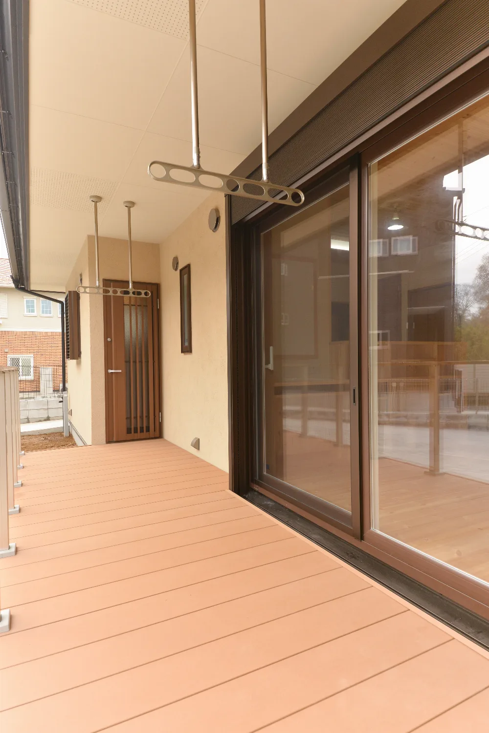 段差のないワンフロア。琉球畳の続き間とウッドデッキのある平屋
