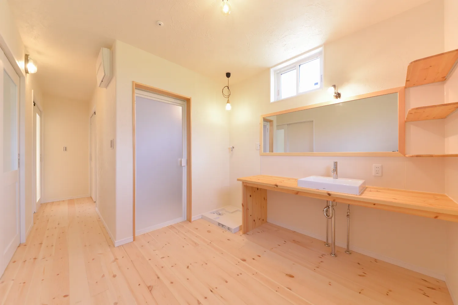 緑の中に、低くのびやかに。造作にこだわった平屋の住まい