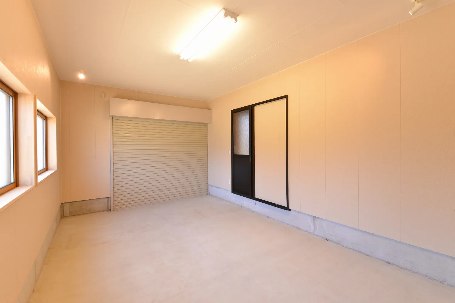 サンルームと土間ガレージ。屋根の下で暮らしが完結する平屋