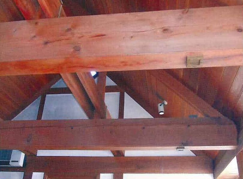 喫茶店オールドグロスを使用した天井太く重厚な梁が、お客様に安心感を