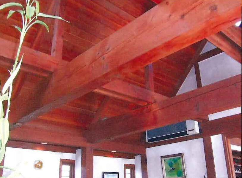 喫茶店オールドグロスを使用した天井太く重厚な梁が、お客様に安心感を